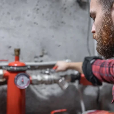 Instalacja gazowa w domu: Jak wybrać dobrą firmę i uniknąć błędów?