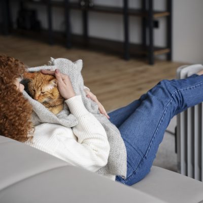 pelna-strzal-kobieta-trzymajaca-kota-w-kocu