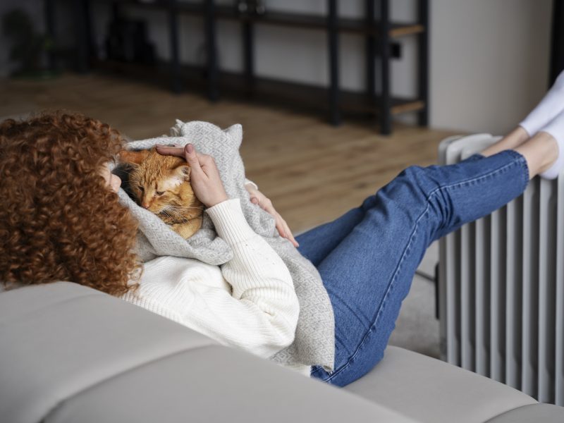 pelna-strzal-kobieta-trzymajaca-kota-w-kocu